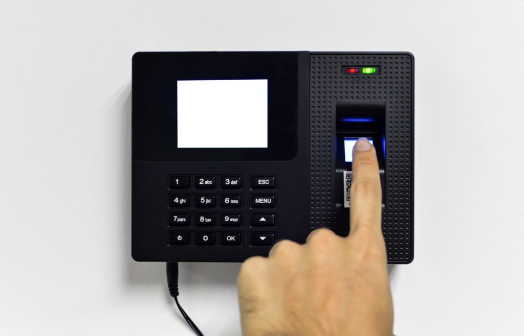 Quais são os passos para avaliar a solicitação do ajuste de ponto e folha de pagamento?